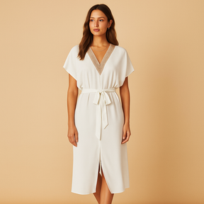 Dames midi-jurk in wit met V-hals en minimalistisch ontwerp, perfect voor stijlvolle, tijdloze looks bij elke gelegenheid.