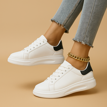 Witte dames sneakers met minimalistisch ontwerp, lage instap en comfortabele zachte binnenzool, ideaal voor dagelijks gebruik.