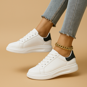 Witte dames sneakers met minimalistisch ontwerp, lage instap en comfortabele zachte binnenzool, ideaal voor dagelijks gebruik.