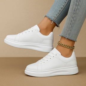 Witte dames sneakers met minimalistisch ontwerp, lage instap en comfortabele zachte binnenzool, ideaal voor dagelijks gebruik.