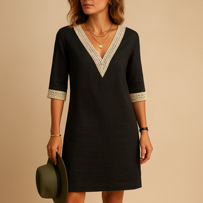 Lichte zomerjurk voor dames met V-hals en kanten details, perfect voor stranddagen en casual zomerlooks.